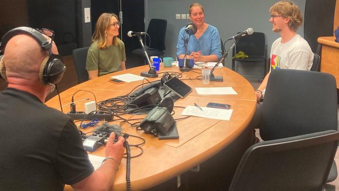 Deux ingénieures pédagogiques et le réalisateur audiovisuel de la DAP en train d'enregistrer un podcast avec un étudiant