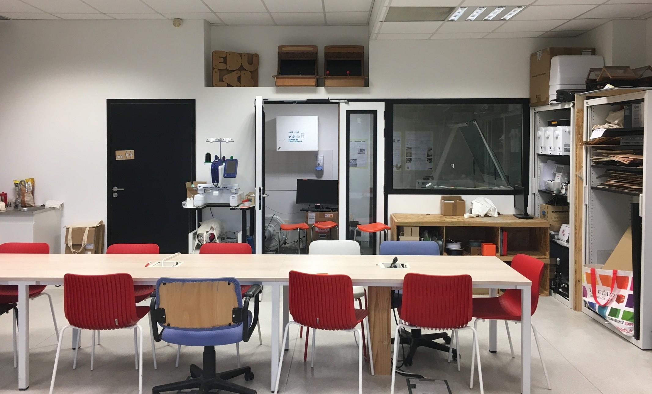 Photo de l'Edulab après les travaux : le sas insonorisé et vitré permet d'accueillir la découpeuse laser