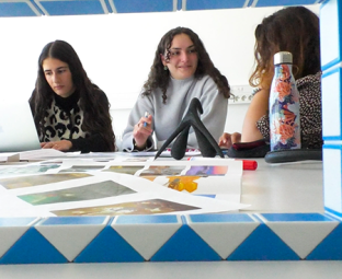 Image décorative d’un groupe d’étudiantes en train de travailler