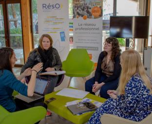 Photo de quatre personnes en train d'échanger