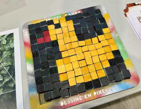 Photo d'un cadre permettant de dessiner en pixels au moyen de cubes en bois