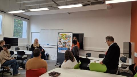 Photo de Pauline Mauduy-Rasset et Maëlle Jaffredou présentant leur projet