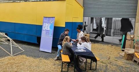 Axel Ropert animant un atelier de construction d'un dôme géodésique (structure sphérique, ou partiellement sphérique, en treillis dont les barres suivent les grands cercles de la sphère) lors de l'événement Fabrique !
