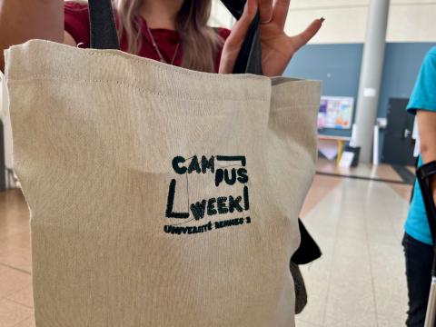 Photo d'un totebag sur lequel est brodé "Campus Week, Université Rennes 2