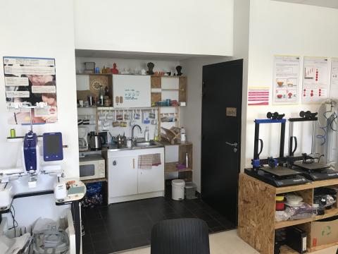 Photo de l'ancienne kitchenette de l'Edulab et à sa droite la porte du local à bois