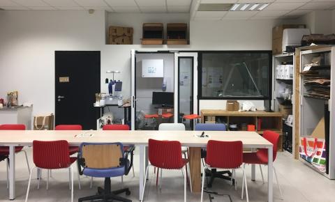 Photo de l'Edulab après les travaux : un sas insonorisé et vitré permet d'accueillir la découpeuse laser