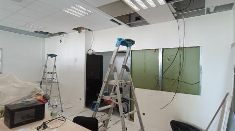 Photo de l'Edulab pendant les travaux : le mur du local à bois donnant dans l'espace principal a été ouvert. La kitchenette a été déposée.