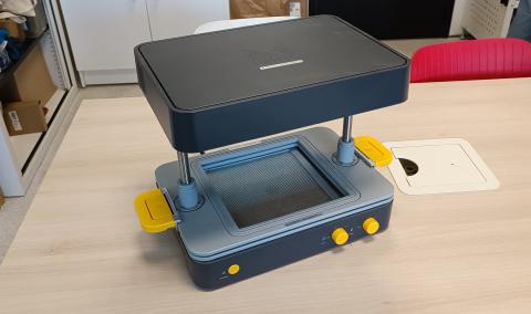 Outil formé de deux plaques disposées l’une au-dessus de l’autre, permettant le chauffage contrôlé d’une feuille de plastique jusqu’à ce qu’elle devienne malléable. Le matériau est alors placé sur un moule et l’air est aspiré à l’aide d’une pompe à vide. Ce vide permet au plastique de s’adapter avec précision à la forme du moule.