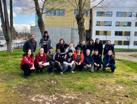 Photo d'un groupe de 15 jeunes adultes accompagnés de leurs encadrante et encadrant, réunis sur le campus Villejean, sur le terre-plein à proximité de l'Edulab.
