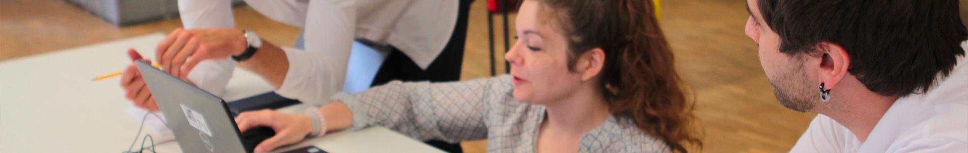 Photo de trois personnes animant un atelier