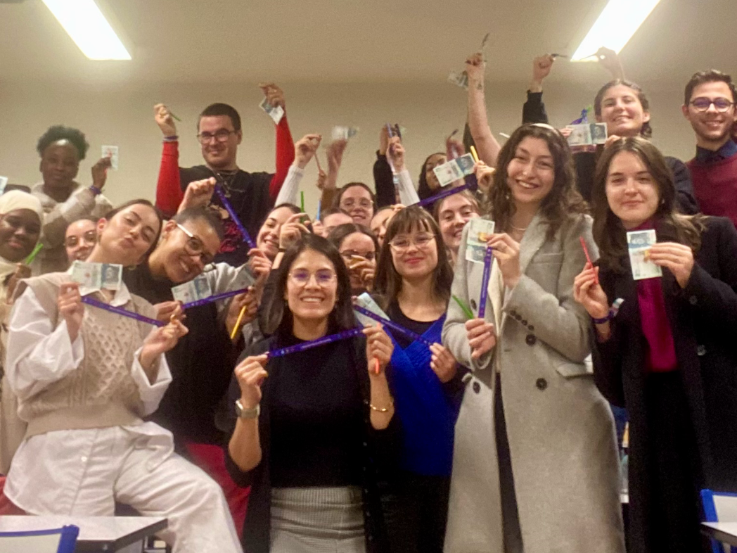 Etudiantes et étudiants de licence 2 LEA avec leur enseignante, Juanita Robayo Beltrán. Ils et elles brandissent des cadeaux gagnés pour leur participation à l'activité karaoké, mise en place par les enseignantes.