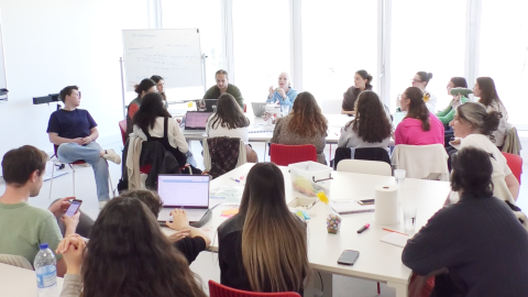 Photo d'un atelier de co-construction avec une vingtaine d'étudiantes et étudiants réunis autour de deux tables