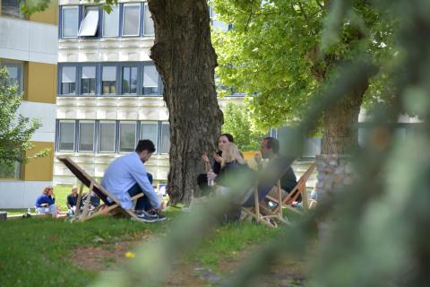 Photo de quatre membres de l'équipe de la DAP, assis dans des chaises longues devant le PNRV